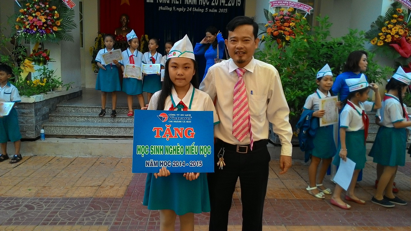 Vietravel tặng tập cho học sinh trường THPT phường 9